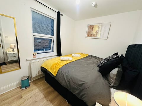 Comfortable comfy room in Shepherd’s Bush.