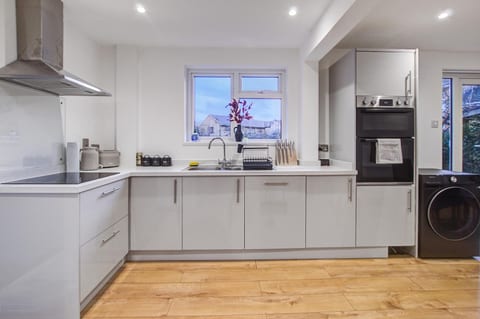 Large group stays in Bedford / Contractors Welcome