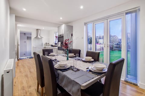 Large group stays in Bedford / Contractors Welcome
