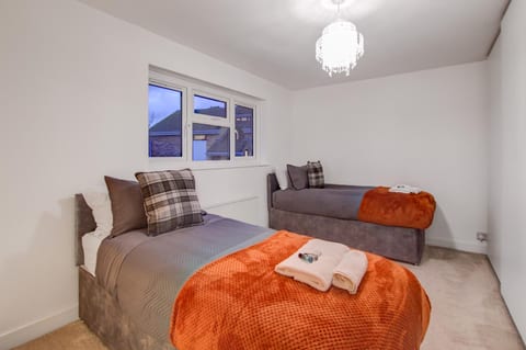 Large group stays in Bedford / Contractors Welcome