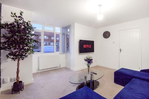 Large group stays in Bedford / Contractors Welcome