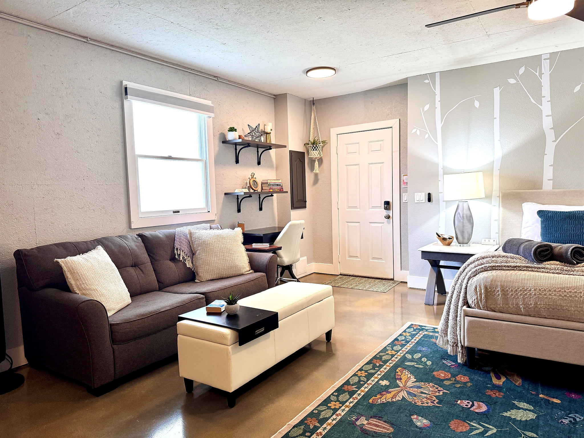 Layered lighting, soft touches and a great desk area set Studio 604 above and beyond other rental options.