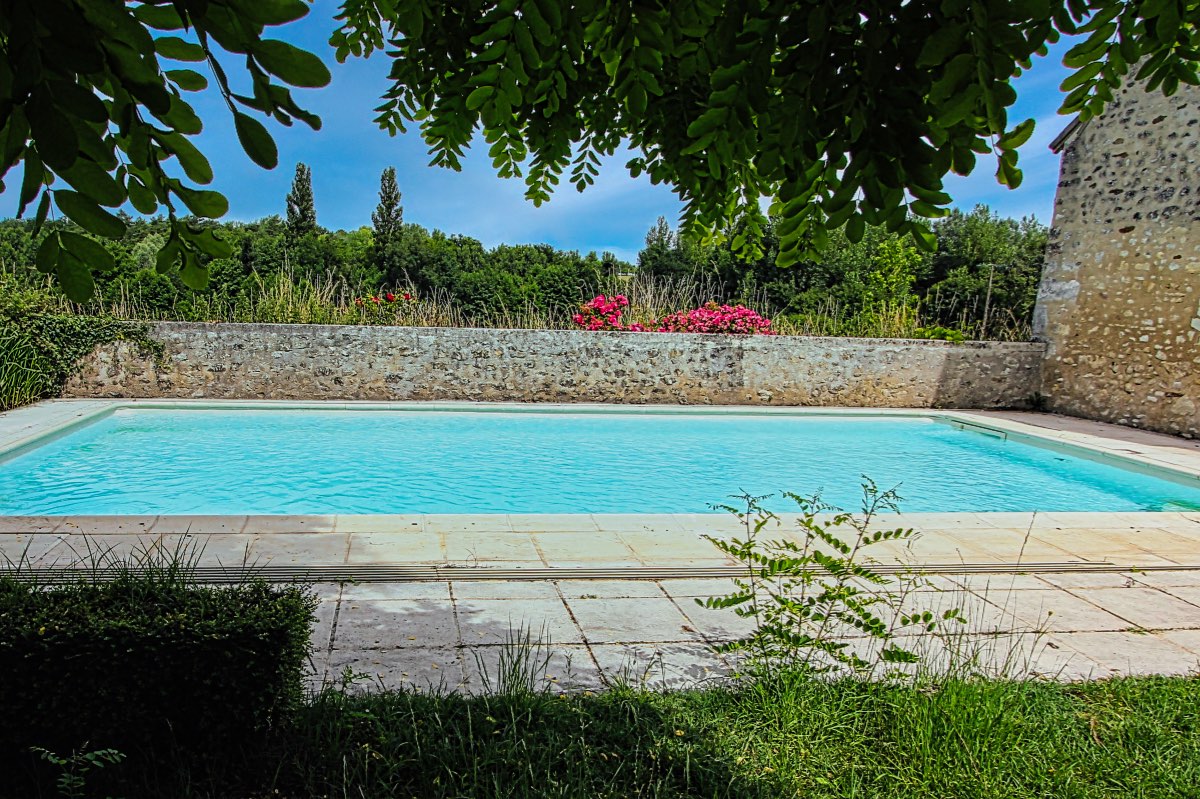 Piscine (angle 2) : Baignade en toute intimité : piscine entièrement privée et sécurisée.