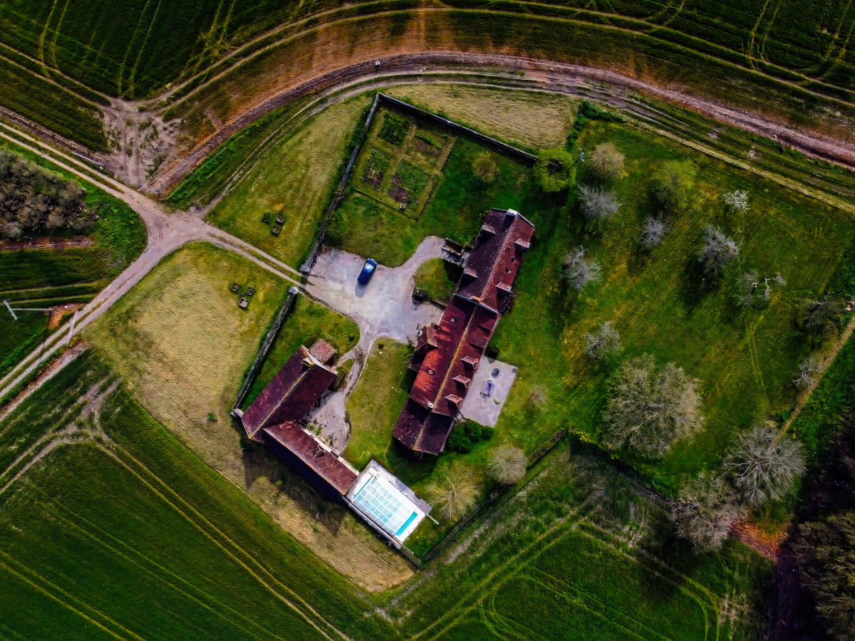 Drone/Vue aérienne : Gîte - Gué Léger : 400m² de ferme rénovée sur un domaine isolé sans voisins.