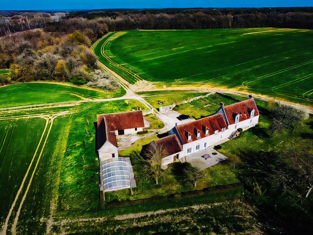 Drone/Champs : Un environnement calme et préservé : champs et forêts à perte de vue.