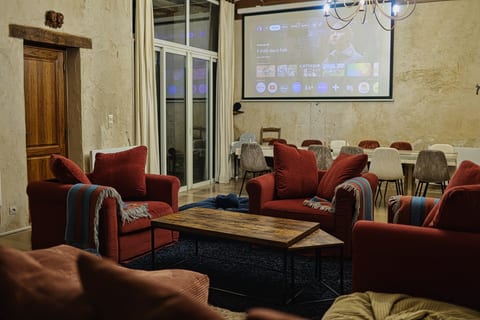 Salon/Cinéma : Grand salon transformable en cinéma privé avec écran géant et projecteur.