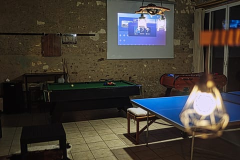 Salle de jeux : Espace divertissement avec billard américain, fléchettes et ambiance bar