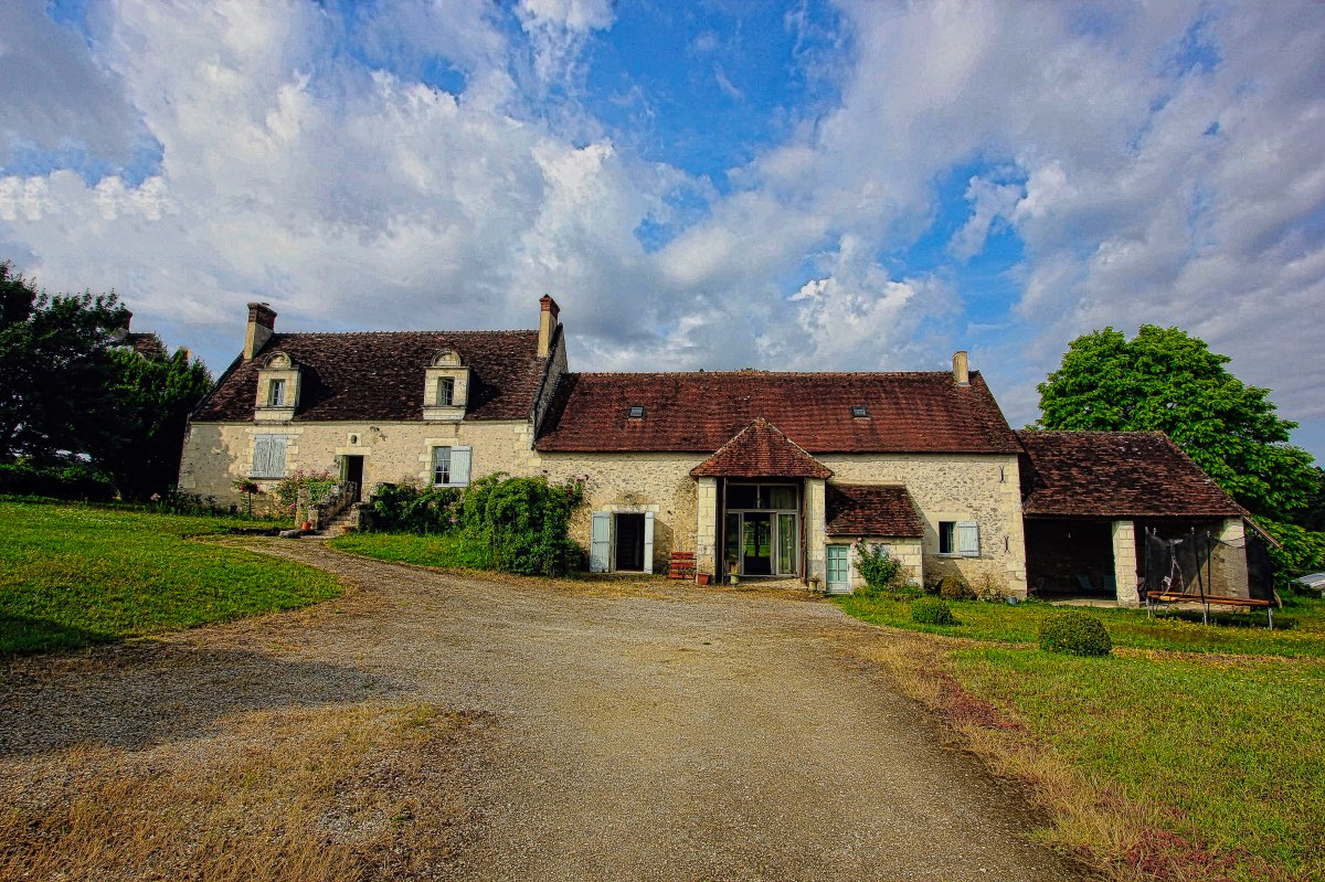 Façade : Une ferme du XVIème siècle classée, rénovée avec des matériaux nobles.
