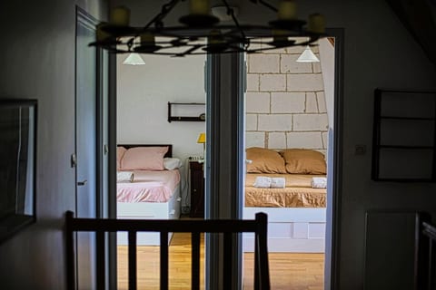 Chambres spacieuses à l'étage