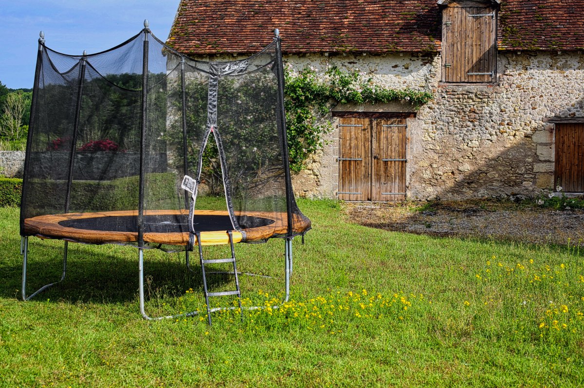 Trampoline : Trampoline XXL dans le jardin pour le bonheur des petits et grands.
