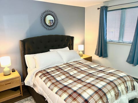 The Queen bed  is comfy and with the down comforter, you feel like you are climbing into a cloud after a day enjoying the Mt. Washington Valley.