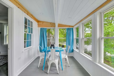 Spacious Lakeside Retreat: 4-Bedroom | Game Room
