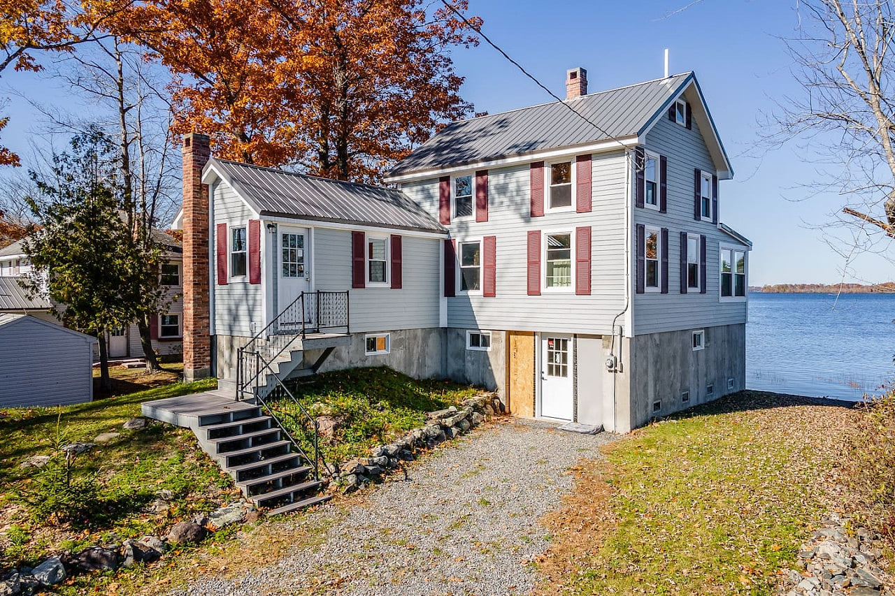 Spacious Lakeside Retreat: 4-Bedroom | Game Room