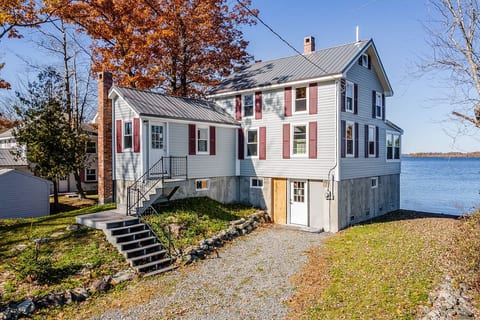 Spacious Lakeside Retreat: 4-Bedroom | Game Room