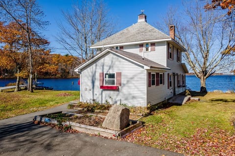 Lakeside 4BD: Pushaw Lake Retreat