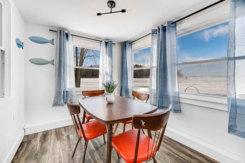 Lakeside 4BD: Pushaw Lake Retreat