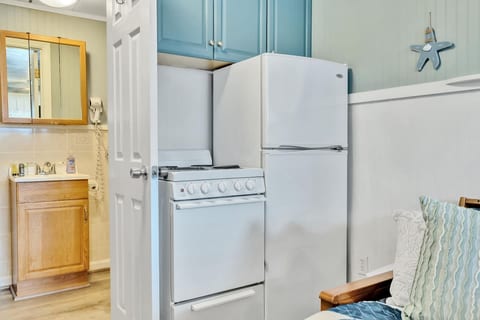 Cozy Coastal Condo with Parking – Walk to Beach & Town