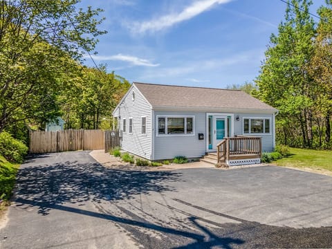 Elegant Orchard Retreat: Generous Yard & Patio