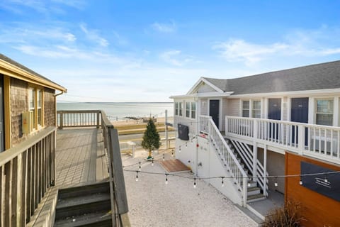 Direct Ocean View Studio w/ 2 King Beds + Deck (201)
