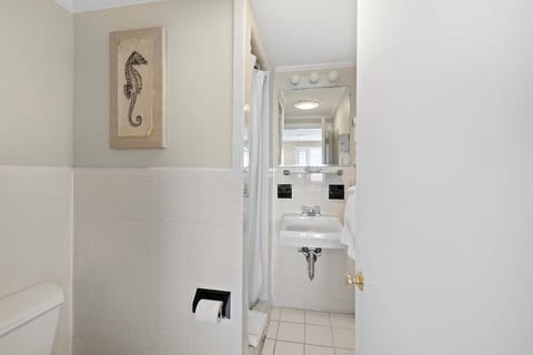 Direct Ocean View Studio | 2 Double Beds + Kitchenette (102)