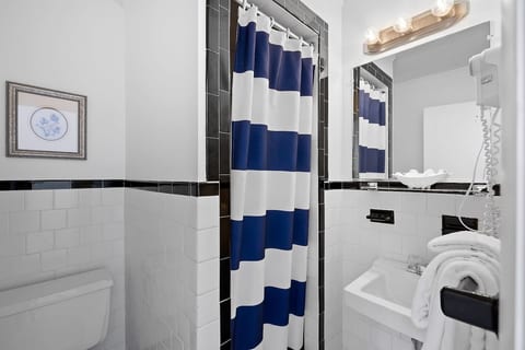 Cozy Queen Room Near Beach & Dining (305)