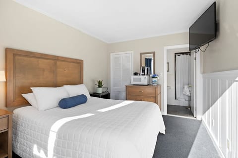 Cozy Queen Room Near Beach & Dining (305)