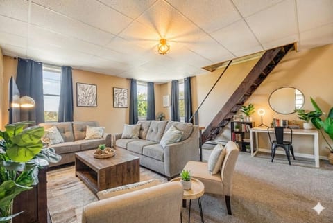 Warm & Stylish 4BR Retreat w/ Modern Workspace