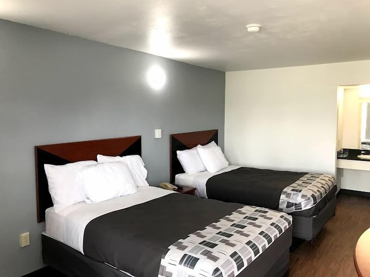 Regency Inn (Unit 3 - 10 ) 2 Queen Beds