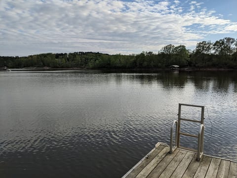 THE BLUESTONE COVE RETREAT on Kerr Lake:Gentle Slope/Sandy Cove, Game-Ready Yard