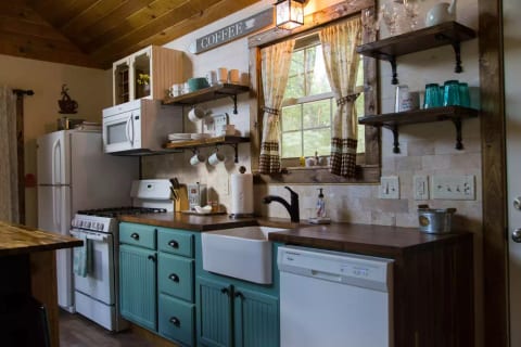 Full kitchen including dishwasher (love that apron sink!)