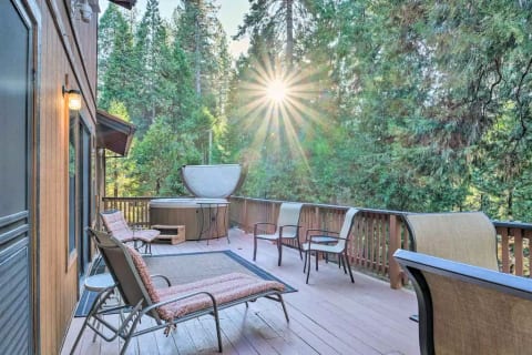 Spacious Cabin, pvt lake access, movie rm, hot tub