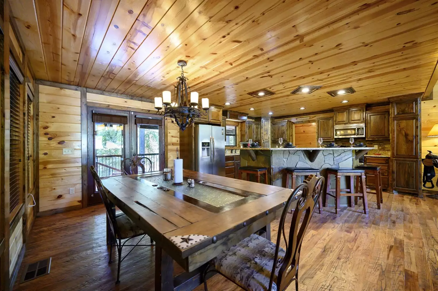 Dining Table and Kitchen seating for family meals Dining Table and Kitchen seating for family meals - Iron Horse Lodge - Broken Bow