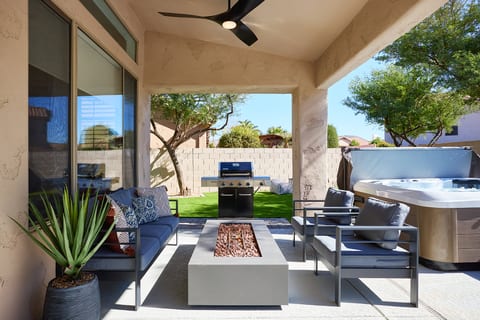 Natural Gas Grill +6-Person Hot Tub