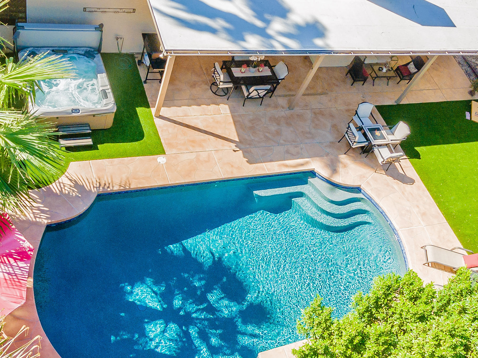 HEATED Pool, 6 person hot tub, fire table+Smart TV. Press Play for Video