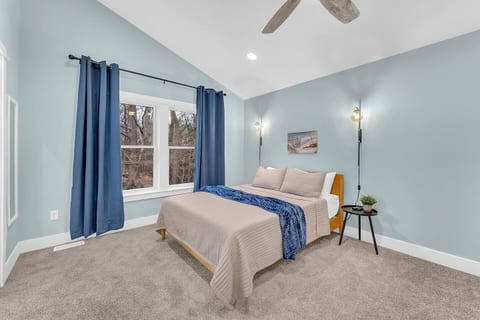 10 Min to Lake MI • Luxe • Sleeps 12 • Spacious