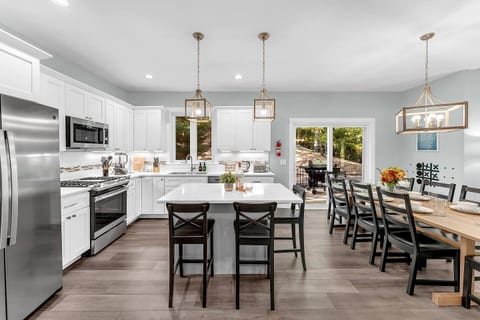 10 Min to Lake MI • Luxe • Sleeps 12 • Spacious