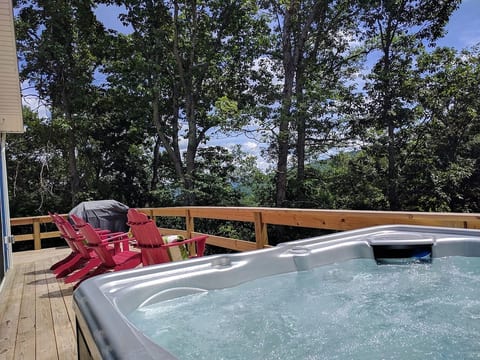 Deck overlooking the valley with jacuzzi spa