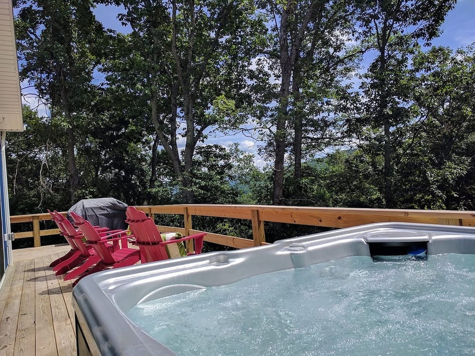 Deck overlooking the valley with jacuzzi spa
