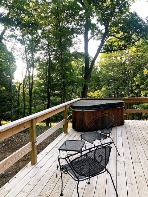 Lost River Tiny House, dog-friendly + hot tub