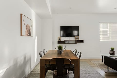 Stay | Modern LA Home + Parking
