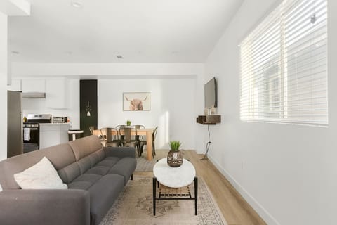 Stay | Modern LA Home + Parking