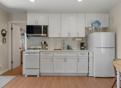 Little Quail Cabin - Ocean Views & Private Acre
