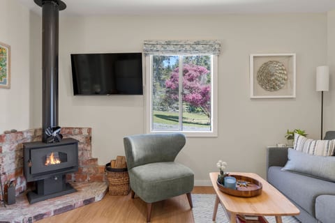 Little Quail Cabin - Ocean Views & Private Acre