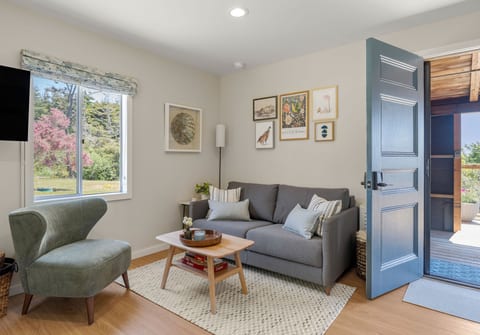 Little Quail Cabin - Ocean Views & Private Acre