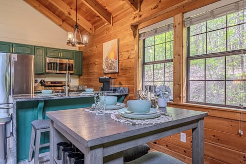 Cozy Fall Studio Cabin: Hot Tub & Fireplace