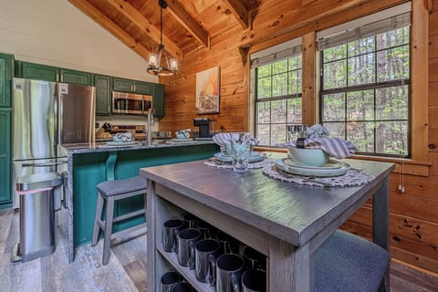 Cozy Fall Studio Cabin: Hot Tub & Fireplace