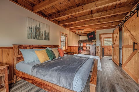 Fall Color Views: Cabin w/ Hot Tub & Game Loft