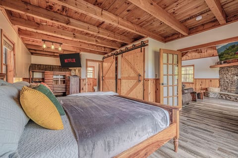 Fall Color Views: Cabin w/ Hot Tub & Game Loft