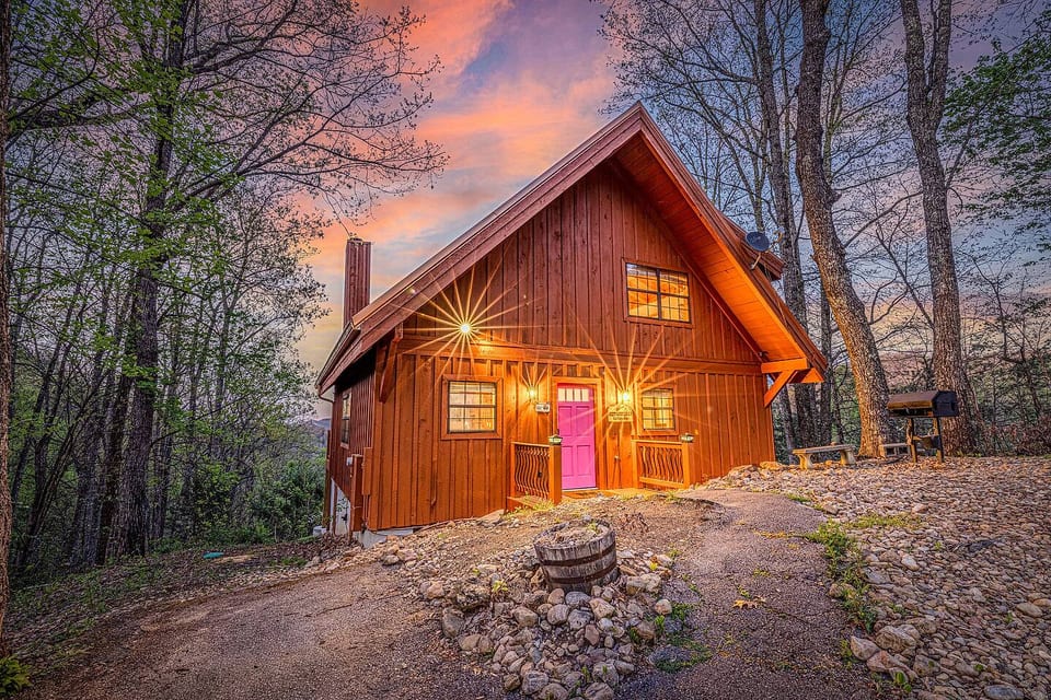 Fall Color Views: Cabin w/ Hot Tub & Game Loft - Sevierville