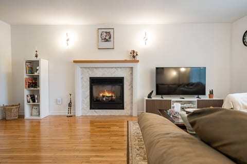 Bright & Cozy Cottage in the Heart of Dartmouth